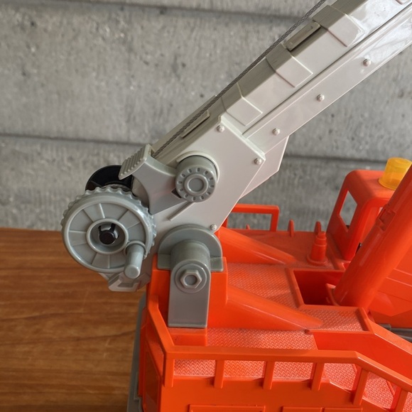 Large Crane Truck - Picture 6 of 15